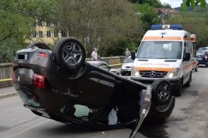 Maşină răsturnată cu roţile în sus la podul Jelnei. Șoferiţa a scăpat cu răni uşoare (FOTO)