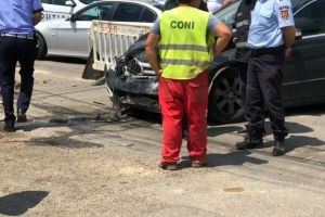 Accident pe strada Postei. Un sofer a intrat cu masina intr-o echipa de muncitori dupa ce a izbit in plin un alt autoturism