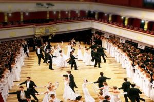 Podium uriaş de dans, la Balul Palatului