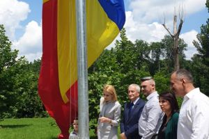 Drapelul Romaniei, inaltat pe catarg in Parcul 