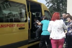 ACUM – DIN CAUZA POTOPULUI, COPIII SUNT EVACUAȚI CU MICROBUZUL