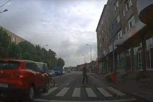 VIDEO: ”Ori nu a observat semaforul, ori are tupeu” – Un şofer din Alba mai avea puţin şi trecea peste pietoni, deşi semaforul indica oprirea