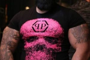 Incident în duba poliţiei! Interlopul „Stripăru“s-a lovit la cap, a fost dus la spital şi a scăpat de mandatul de arestare