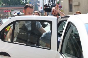 Prietenul criminalului Ionel Lepa, dus la audieri după ce şi-a tras iubita de păr şi a muşcat-o