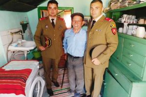 Militarii Batalionului 341 Infanterie Constanta l-au vizitat pe veteranul de razboi, sergent Șufana Traian (galerie foto)