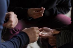 O femeie de 72 de ani, prinsă că vindea droguri elevilor. Batrana a fost saltata de DIICOT