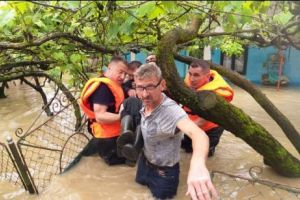 Oameni disperaţi în Timiş. O viitură le-a inundat casele şi gospodăriile. Foto