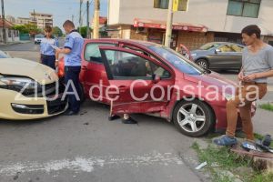 Imagini de la eveniment. Accident rutier la intersectia strazilor Baba Novac cu Andrei Muresanu din municipiul Constanta. Un taxi implicat (galerie foto+video)    