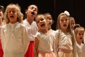 GALERIE FOTO: „Stelele Palatului”, un spectacol plin de culoare cu participarea elevilor şi piticilor de la Palatul Copiilor