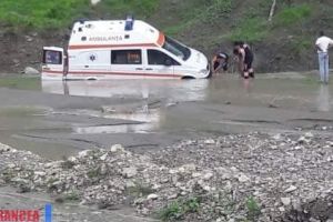 FOTO: Ambulanţă împotrmolită la Jitia. Echipajul a ajuns pe jos la pacientă