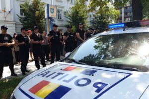 Politistul ucis in timpul unei misiuni de prindere a unui suspect dat in urmarire, inmormantat cu onoruri militare