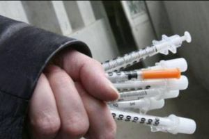 Alertă la Alba Iulia! Persoane înţeptate cu seringa pe stradă