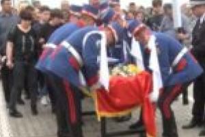 Poliţistul căzut la datorie a fost condus pe ultimul drum!