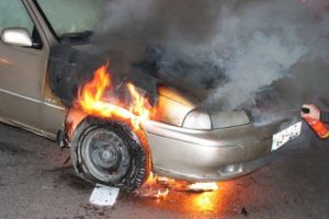 Un autoturism a luat foc, în Șibot. Pentru stingere intervin pompierii din Sebeş