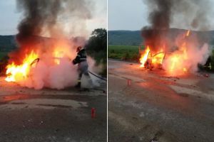 FOTO: Un autoturism a luat foc, în localitatea Șibot. Pentru stingere intervin pompierii din Sebeş