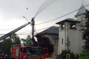 TITU: Incendiu produs de lumânări, la o biserică din oraş