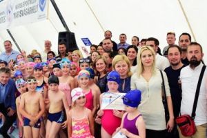 Peste 1.000 de elevi târgumureşeni au învăţat să înoate în cadrul cursurilor gratuite iniţiate de municipalitate