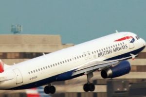 Scandal cu o mare companie aeriană. Pasager obligat să stea 10 ore în vomă