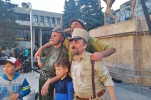 O, MAMMA MIA! Război la Târgovişte sub statuia lui Mihai Viteazul