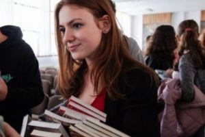 Educaţia salvează România! O brăileană a reuşit să adune peste 30.000 lei pentru a aduce un program de lectură în judeţul natal. Povestea frumoasei Miruna Meiroşu