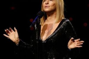 Barbara Streisand le prezintă fanilor câinii ei clonaţi în laborator