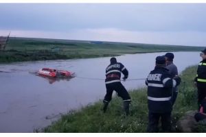 VIDEO Animale evacuate din calea apelor! Oile de la o stână, transportate de pompieri cu barca