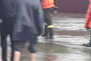 FOTO Sat izolat de ape. „Sora mea nu poate ajunge acasă. De 40-50 de ani nu a mai fost satul izolat de ape”