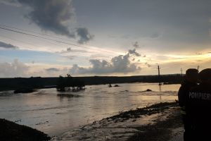 Potop peste Botoşani. Mai multe localităţi afectate de inundaţii! O mama şi copilul de cinci ani, izolaţi