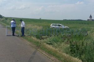 FOTO Accident la Zosin! Un bărbat şi mama sa s-au răsturnat cu maşina
