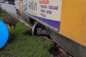 FOTO Un tramvai a deraiat şi a ajuns pe scuarul care desparte sensurile de mers pe Calea Naţională
