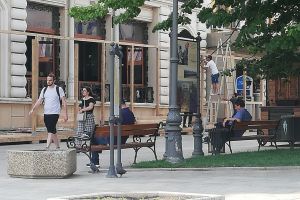 Terasa de la Hotelul Traian fără autorizaţie a fost demolată