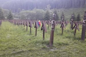 VIDEO Incidente la cimitirul militar din Valea Uzului – Situaţia în zonă este la cote maxime