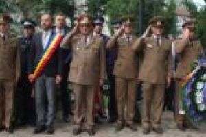 Generalul Dragalina, simbol al demnităţii naţionale, a primit din nou coroane de flori