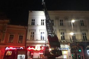Aradul se NĂRUIE peste noi! Clădirile vechi, NEREABILITATE, se PRĂBUȘESC în ciuda SUPRAIMPOZITĂRII (VIDEO)