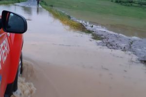 Apele fac ravagii în Bihor: În doar câteva ore, pompierii au avut 60 de misiuni de salvare a unor persoane, inclusiv copii, şi de evacuare a apei din gospodării (FOTO)