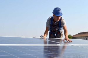 Edili în „beznă”: Primarii din Bihor nu sunt interesaţi să ia banii Fondului de Mediu, pentru a lumina gospodăriile fără electricitate