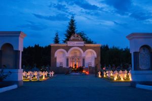FOTO! Candele aprinse la mormintele eroilor