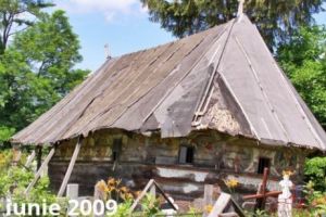 Haideţi să salvăm bisericile din lemn ale României! Pictura lăcaşului de cult din satul Urşi este inestimabilă