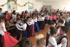 Elevii braşoveni, reprezentaţie de dans ROMANA, pe strada Republicii