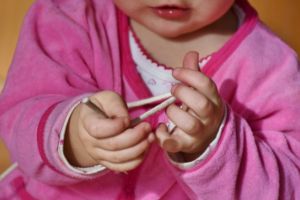 Bărbatul a dat drumul la cameră şi a început să transmită live în timp ce abuza o fetiţă. Nimeni nu a scos o vorbă despre asta. Descoperirea şocantă făcută după ani