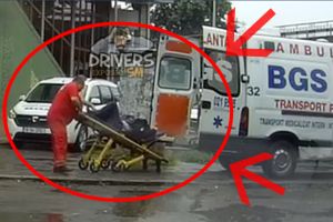 VIDEO. Bolnav scos din ambulanţă în ploaie. Aproape scăpat de pe targă