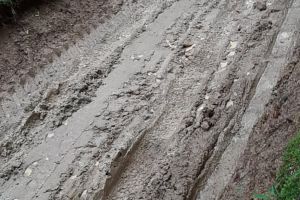 Sătenii unui cătun de munte, condamnaţi să „înoate” prin noroi