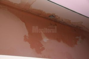 Locuitorii unui bloc se plâng că le plouă în case, prin mansarda construită de primărie