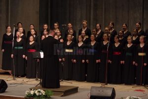 Aplauze îndelungi pentru evoluţia coriştilor suceveni, pe scena Casei de Cultură a ...