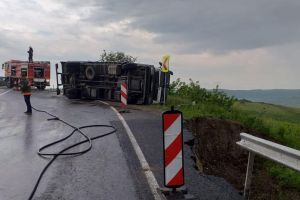 Camion răsturnat pe DN 15 A (FOTO)