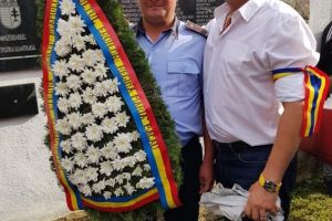 Gabriel Enache, politist local din Constanta, a depus o coroana de flori la Cimitirul Eroilor din Valea Uzului  
