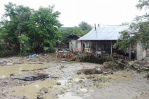 După prăpădul făcut de inundaţii, sinistraţii se confruntă acum cu riscul de îmbolnăvire