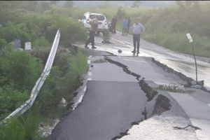 Drum judeţean rupt în bucăţi de ape. Foto