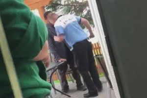 Poliţist local din Gătaia, filmat în timp ce loveşte un cerşetor cu capul în gură. Primar: Va fi sancţionat