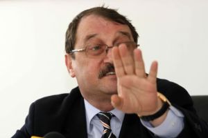 Accident cu DOUĂ VICTIME. Fratele lui Traian Băsescu a rănit două persoane, după ce a întors pe linie dublă continuă